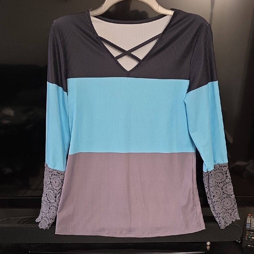 Elegant Blue and Gray V-Neck Lace Sleeve Top